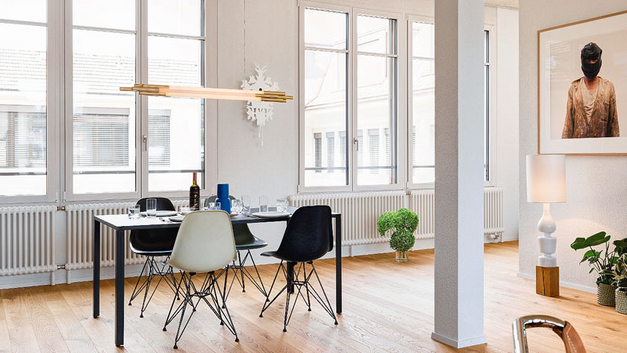 Eingang, Essen, Kochen, Wohnen und Schlafen sind um einen Block (rechts im Bild) arrangiert, der die Erschliessung und das Bad mit WC beinhaltet. BILDER TEO JAKOB AG / PIERRE KELLENBERGER